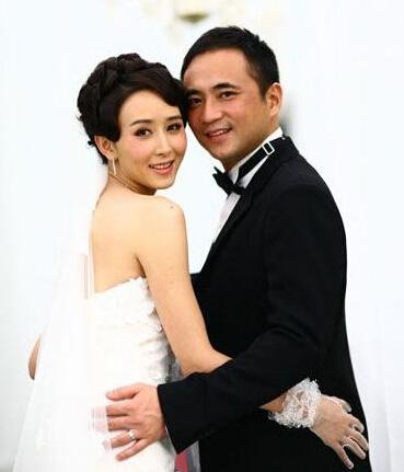  胡静 
