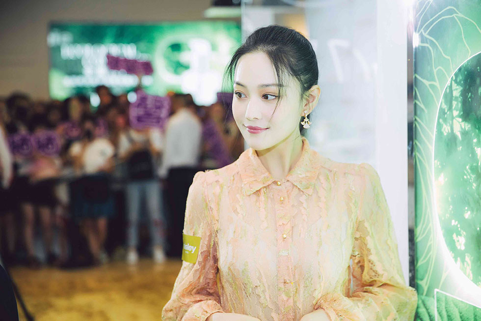  张馨予 